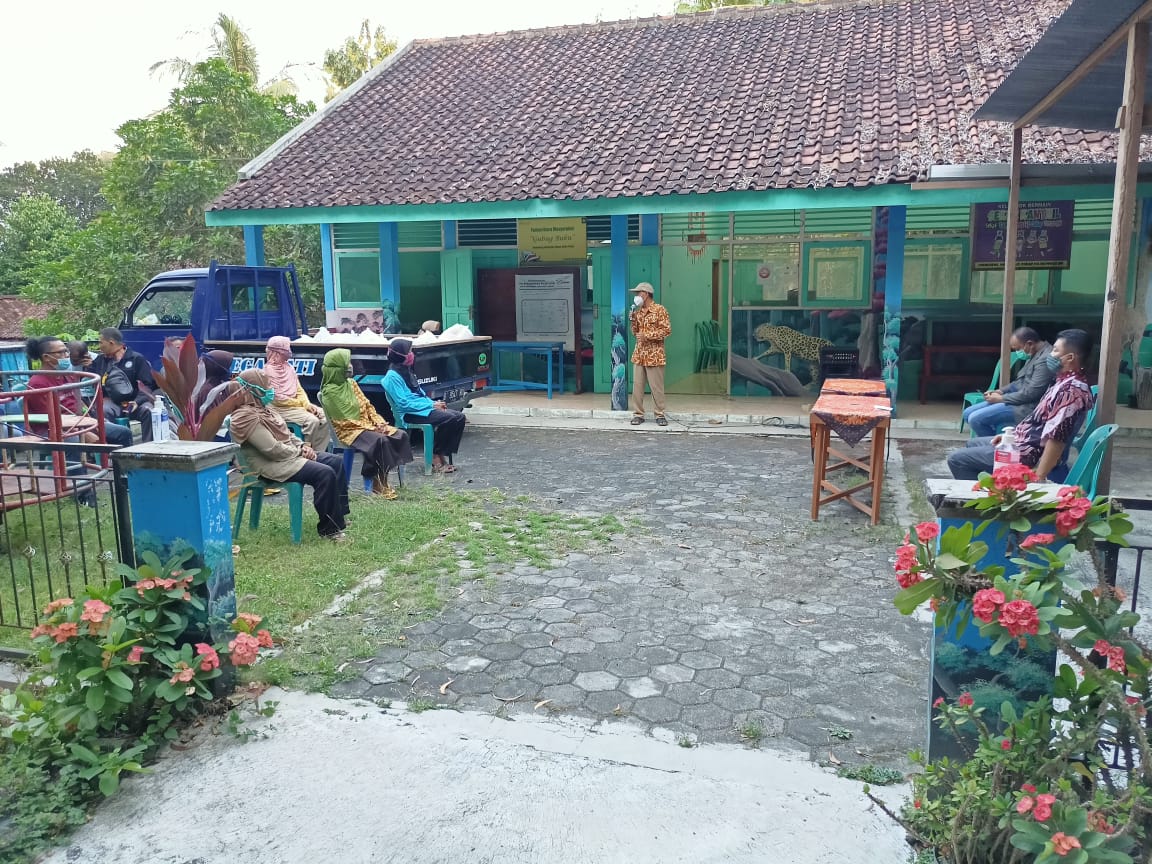 50 Warga Hargorejo Terima Bansos dari Komunitas Sahabat Ngopi